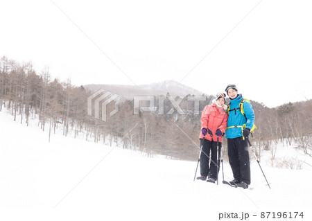 雪山を楽しむカップル 雪山を楽しむカップル 87196174