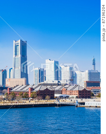 横浜　赤レンガ倉庫とみなとみらい　縦構図 87196204