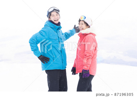 雪山を楽しむカップル 雪山を楽しむカップル 87196305