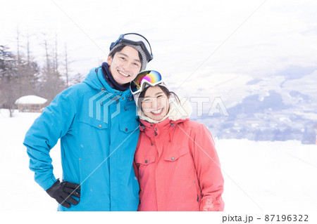 雪山を楽しむカップル 87196322