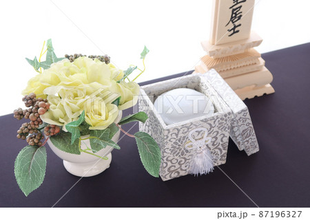 窓辺に飾られた手元供養用の骨壺とお位牌1 87196327