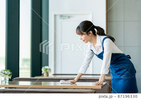 カフェで働く若い女性 カフェで働く若い女性 87196330