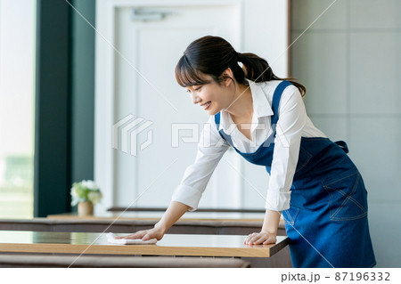 カフェで働く若い女性　 87196332