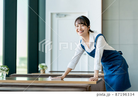 カフェで働く若い女性　 87196334