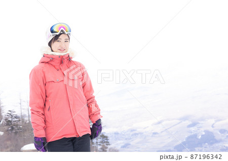 雪山を楽しむ女性 87196342