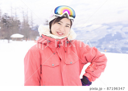 雪山を楽しむ女性 87196347