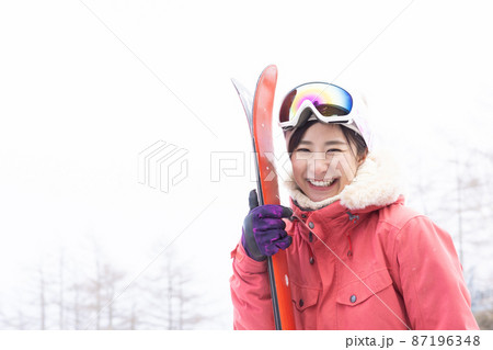 雪山を楽しむ女性 87196348