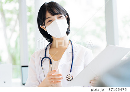 診察をする女性医師 診察をする女性医師 87196476