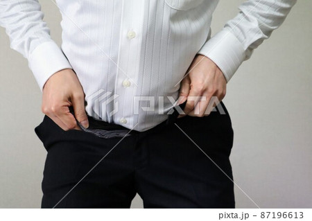 太ってズボンが閉まらないビジネスマン 太ってズボンが閉まらないビジネスマン 87196613