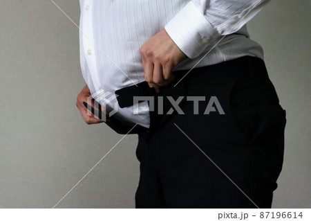 太ってズボンが閉まらないメタボの人物 87196614
