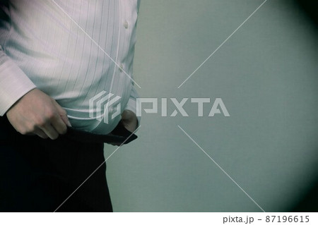 ズボンが入らないメタボの人物 87196615