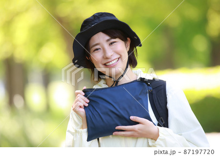 雨具を持つ女性 雨具を持つ女性 87197720