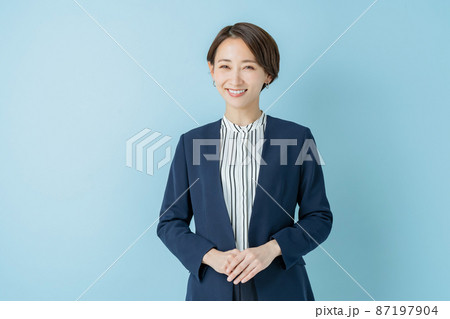 ビジネス　女性　ポートレート　青 87197904