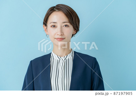 ビジネス　女性　ポートレート　青 87197905