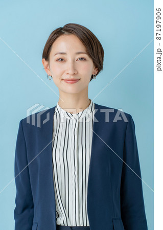 ビジネス　女性　ポートレート　青 87197906
