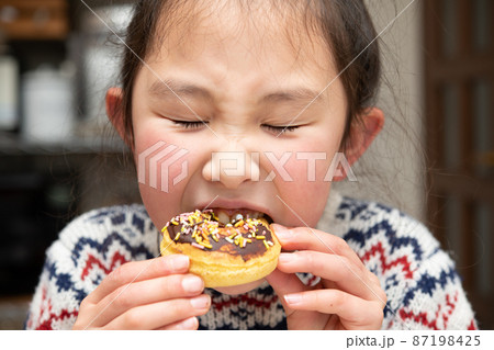 ドーナツを食べる少女 ドーナツを食べる少女 87198425
