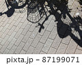 陽射しがつくるシルエット点景/前籠つきの自転車（路駐） 87199071