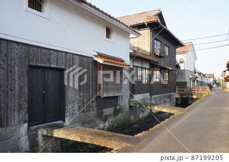 静かな春の朝、倉吉白壁土蔵群の街並み（倉吉市打吹玉川伝統的建造物群保存地区） 87199205