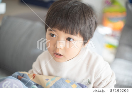 日当たりの良い自宅マンションのリビングで、コタツに当たりながら話をしている4歳男児 日当たりの良い自宅マンションのリビングで、コタツに当たりながら話をしている4歳男児 87199206