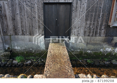 静かな春の朝、倉吉白壁土蔵群の街並み(倉吉市打吹玉川伝統的建造物群保存地区) 静かな春の朝、倉吉白壁土蔵群の街並み(倉吉市打吹玉川伝統的建造物群保存地区) 87199208
