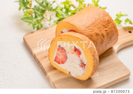 いちごのロールケーキ 87200073