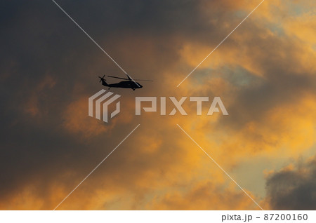 夕暮の中を飛行するヘリコプター 87200160