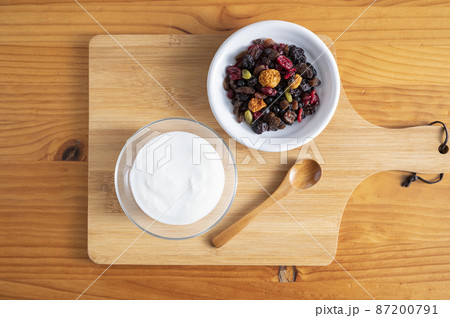 プレーンヨーグルトとドライフルーツ 87200791