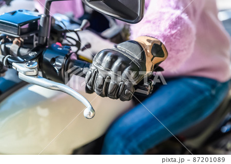 女性ライダーの手のイメージカット 87201089