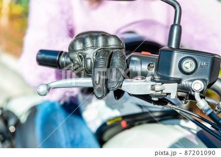 女性ライダーの手のイメージカット 87201090