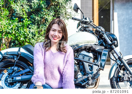 クルーザーバイクと女性ライダー クルーザーバイクと女性ライダー 87201091