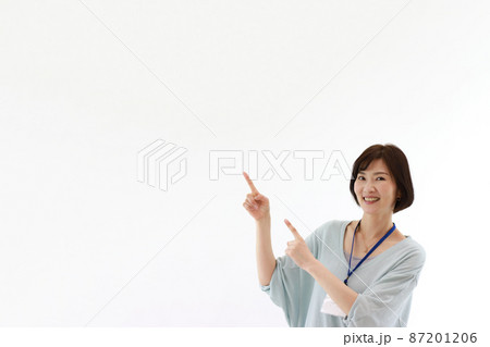 笑顔の女性会社員 笑顔の女性会社員 87201206