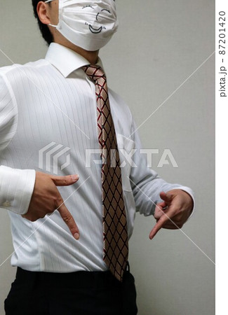 ダイエットに成功してお腹を指差すビジネスマン ダイエットに成功してお腹を指差すビジネスマン 87201420