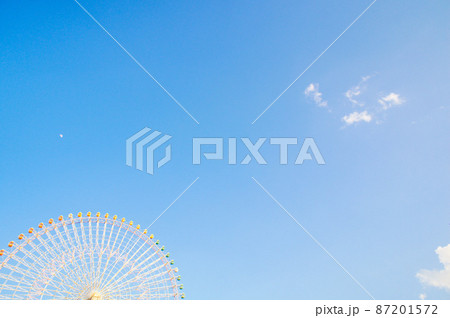 青い空と観覧車と月 青い空と観覧車と月 87201572