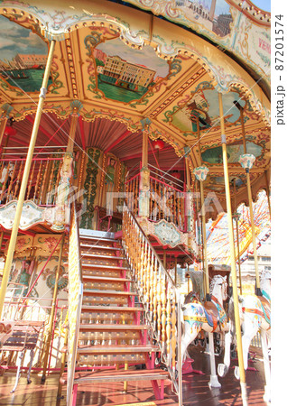 メリーゴーラウンドの2階に続く階段と木馬 メリーゴーラウンドの2階に続く階段と木馬 87201574