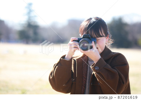 子供の写真を撮る母親 87201619