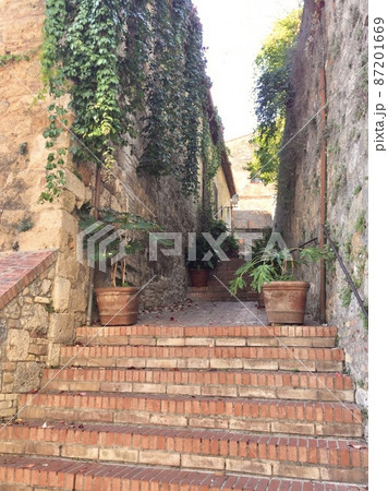 レンガの石畳の階段と路地 87201669