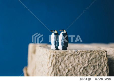 かわいいペンギンの親子とその群れの生活（ミニチュア模型） 87201890