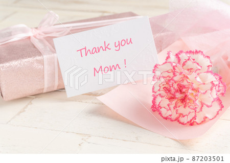 ピンクと白のカーネーションとプレゼントとThank youカード 87203501