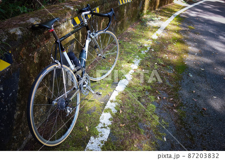 旧道と黒いロードバイク 87203832
