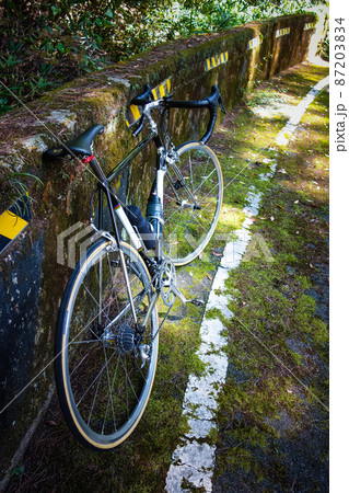旧道と黒いロードバイク 87203834
