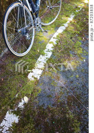 旧道と黒いロードバイク 87203838