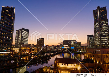 横浜・みなとみらいの夕景 87203983