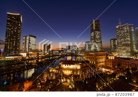 横浜・みなとみらいの夕景 87203987