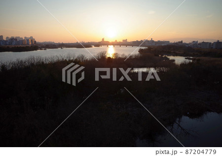 淀川の湾処と夕焼けの風景 淀川の湾処と夕焼けの風景 87204779