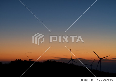 三重県 青山高原 風車と夕焼 三重県 青山高原 風車と夕焼 87206445