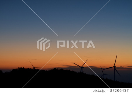 三重県 青山高原 風車と夕焼 三重県 青山高原 風車と夕焼 87206457