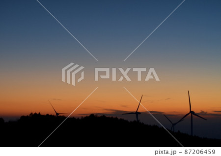 三重県　青山高原　風車と夕焼 87206459