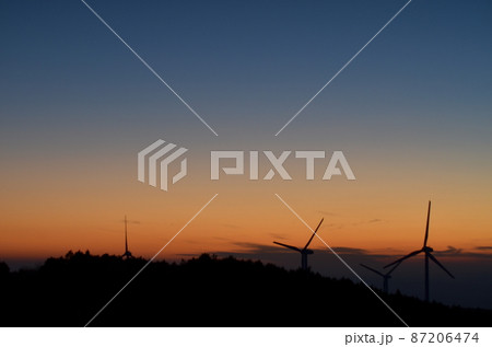 三重県 青山高原 風車と夕焼 三重県 青山高原 風車と夕焼 87206474