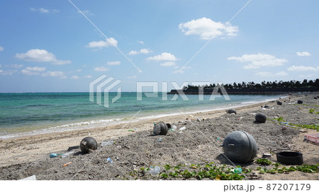 海洋プラスティックが続々と漂着 海洋プラスティックが続々と漂着 87207179