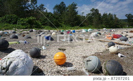 有害廃棄物、海岸に集まる海洋プラスティックゴミ 87207201